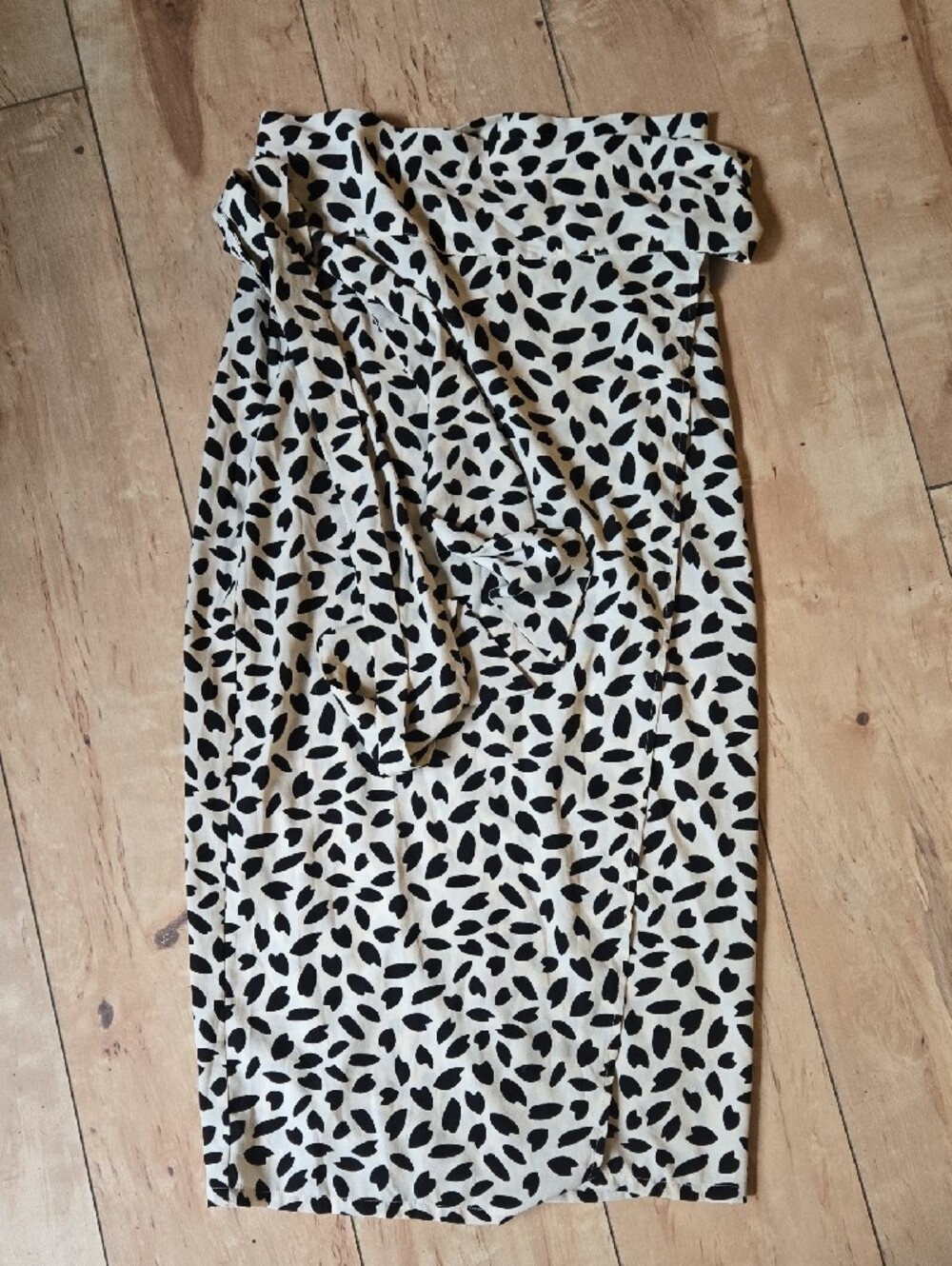 Aakaa Black and Cream Wrap Skirt - Small